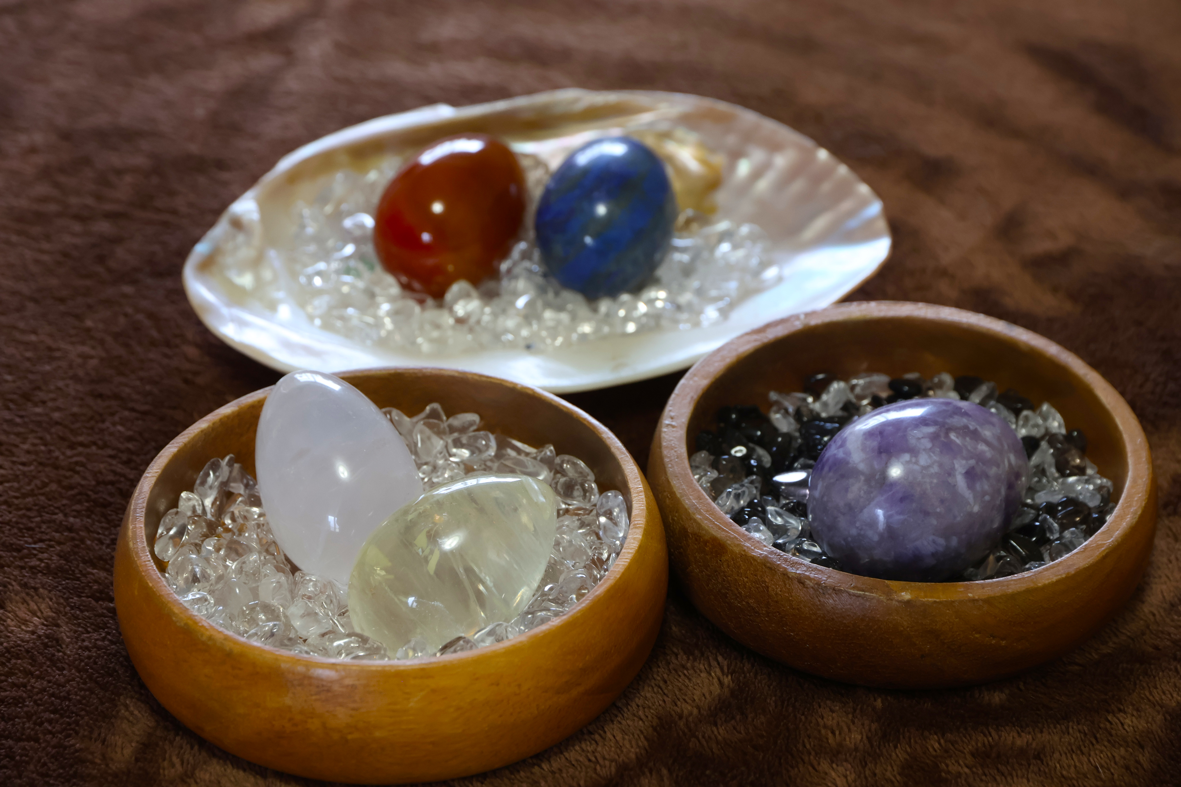 花びらとともに手を重ねる施術シーン